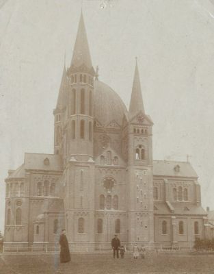 De nieuwe koepelkerk met v.l.n.r. kapelaan Brekelmans, burgemeester Raaijmakers en zijn kinderen, 1902 (bron: RHCe)