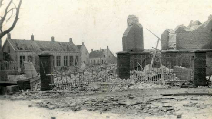 Ruïne van de kerk en het schoolhuis, januari 1945 (coll. BHIC)