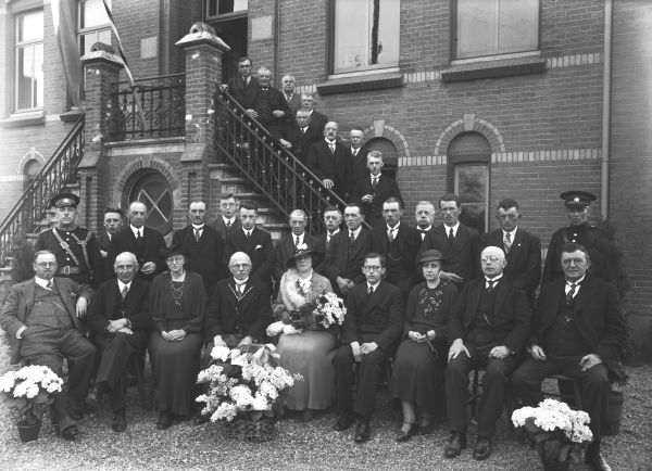 Foto ter gelegenheid van het afscheid van Burgemeester van Heeswijk (vierde van links, zittend), met de gemeenteraad en gemeentepersoneel, 1936 (Het Zuiden, BHIC)