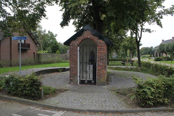 Crijten-kapelletje met in de verte de ruim een halve eeuw oudere H. Kruiskapel (foto: Jan van den Dungen, Luyksgestel)