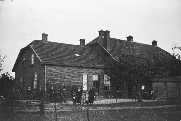 Ontginningsboerderij van Van Son, in het begin van de 20ste eeuw gebouwd,  foto ca. 1930 (Stichting de Oude Schoenendoos)
