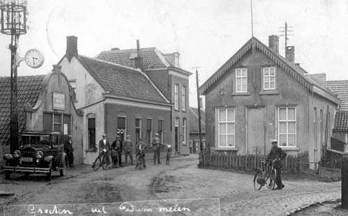 Dorpsstraat Drimmelen bij de klok, 1928