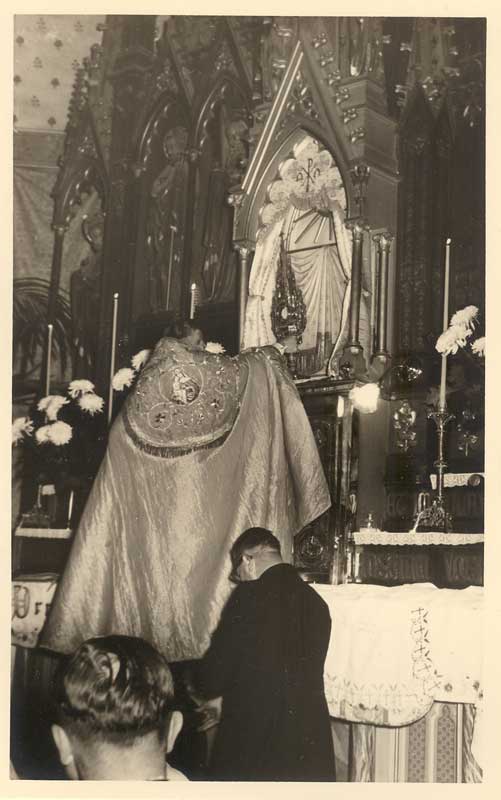 De nieuwe pastoor doet de H. Mis aan het hoofdaltaar in de St. Bernarduskerk te Made. Op de knieën rechts Jan van de Westen, de koster van de kerk. Alle drie de altaren zullen in 1966-1967 in opdracht van de pastoor uit de kerk worden verwijderd.