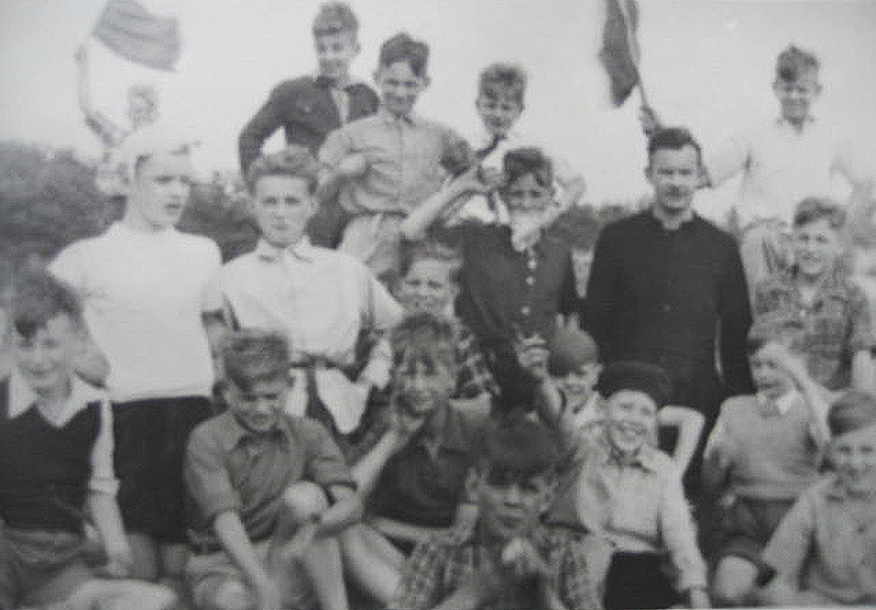 2. Vlagverovertje op de Osse Hei, ca. 1953. De sportieve broeder op de foto, zonder boordje, was vermoedelijk de kok en/of de bakker in de keuken van het internaat.