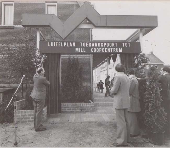 Opening Luifelplan, Koopcentrum Mill (foto: Fotostudio Jan Waarma, collectie BHIC MIL0385)