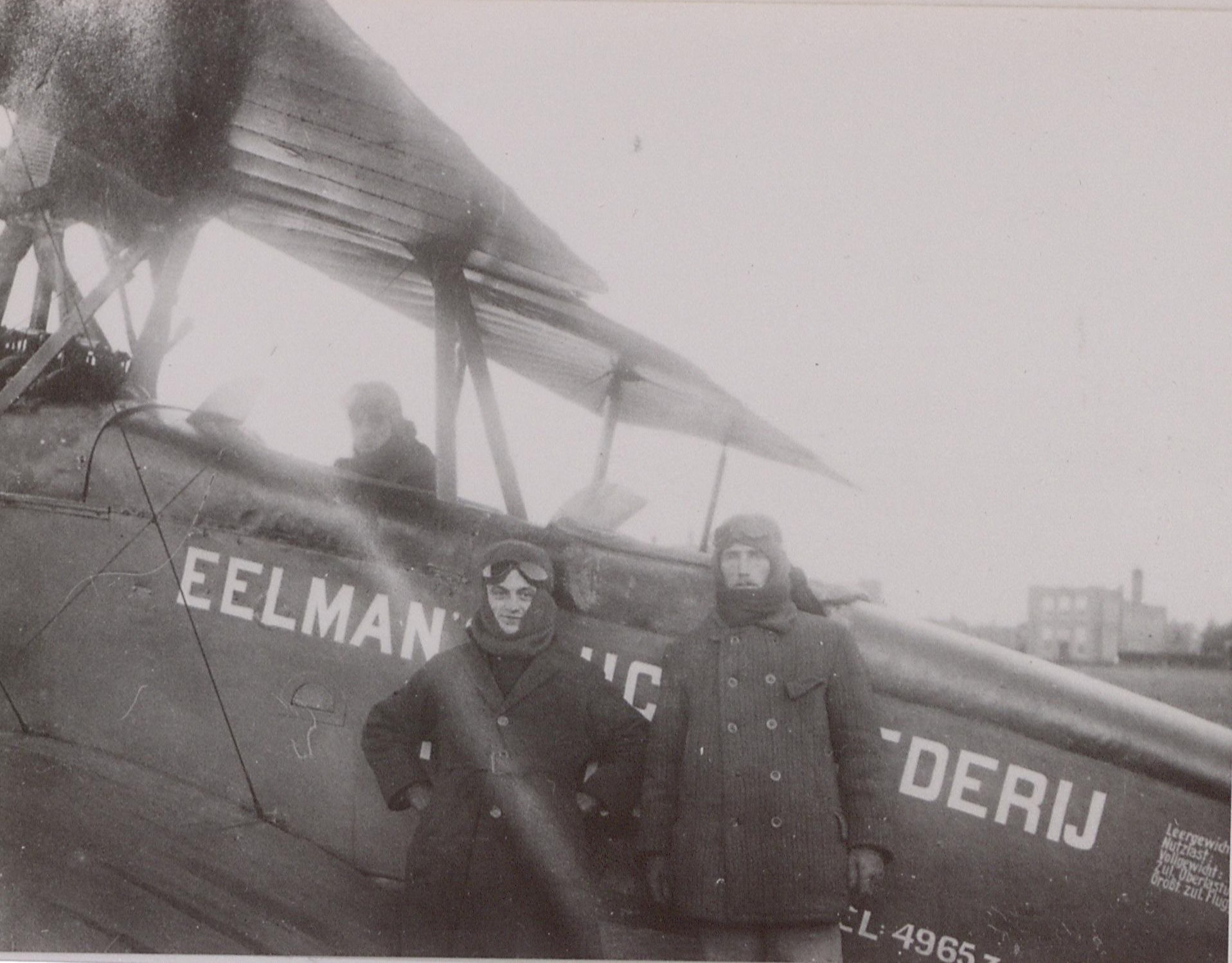 Vliegenier Van Hout en twee anderen voor een vliegtuig in Mill, waarschijnlijk aan het begin van de 20e eeuw.