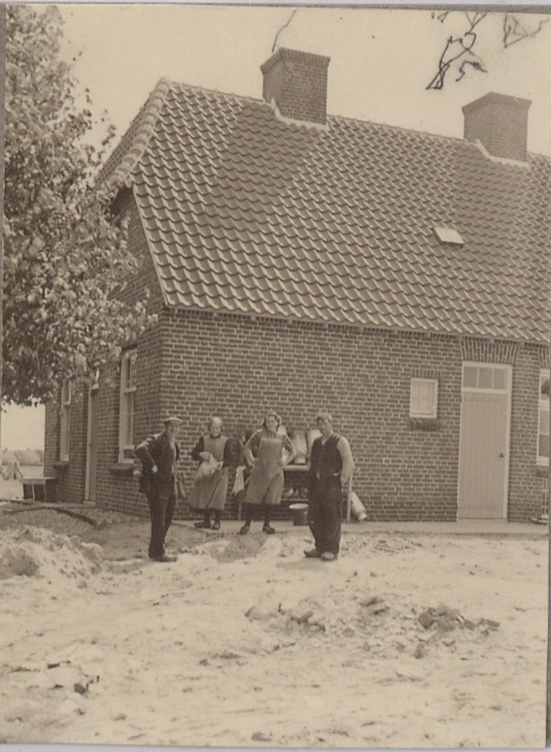 Foto uit de Millse koerier. Links grootvader Johannes Hendriks, daarnaast Anna Hendriks-van der Cruijsen, rechts van haar tante To en ome Tien, de oudste van de kinderen