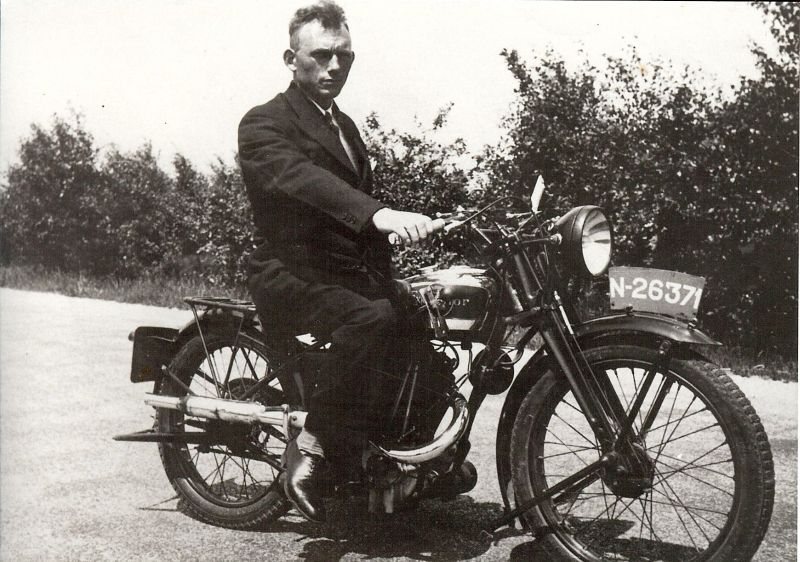 Harry van Sleeuwen met zijn motorfiets in Sint Hubert