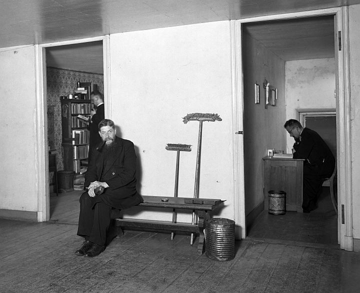 Paters van Sparrendaal in evacuatie, 1943. Fotograaf: Fotopersbureau Het Zuiden. Bron: BHIC, fotonr. 1634-006442