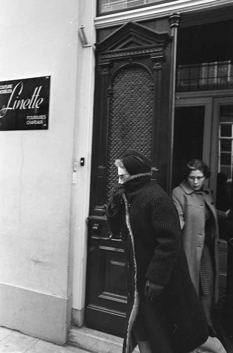 Onder grote geheimzinnigheid verlaat Lien Bergé-Farwick haar bedrijf, 1966 (foto: Ron Kroon / Anefo; coll. Nationaal Archief)