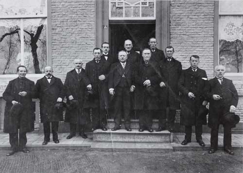 057036 - Gemeenteraad Moergestel, 1920 (met in het midden b Maeijer, en rechts achter hem secretaris Hulten)