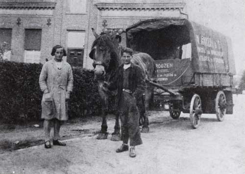Moergestel, De voermanswagen van Marinus Roozen met zijn kinderen Mina en Kees. Hij verzorgde het vrachtvervoer tussen Moergestel, Tilburg en oisterwijk, 1920 (RAT, 57089