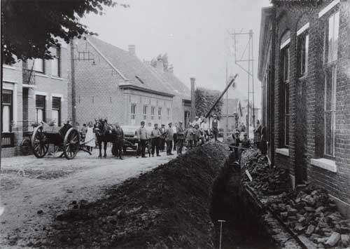In 1927 kwam de eerste ondergrondse riolering tot stand in de Raadhuisstraat, voorheen Pianostraat, 1927