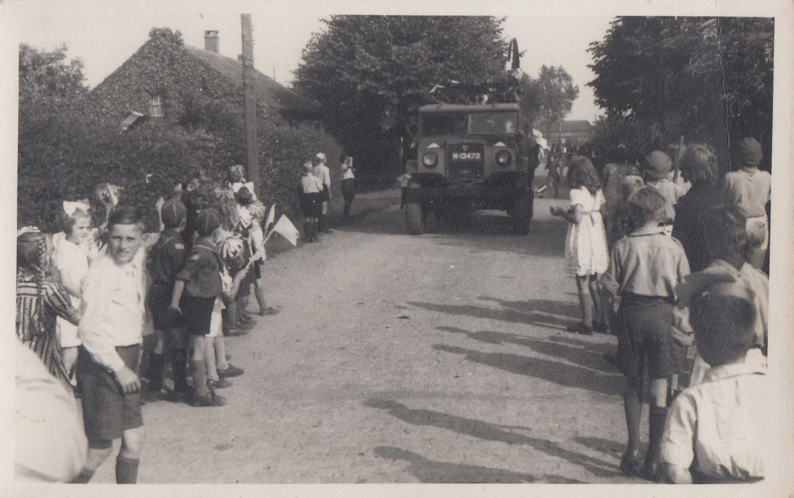 De vrachtwagen van Fritsen brengt de nieuwe klokken, 1947 (bron: Archief parochie Antonius Abt, Volkel)