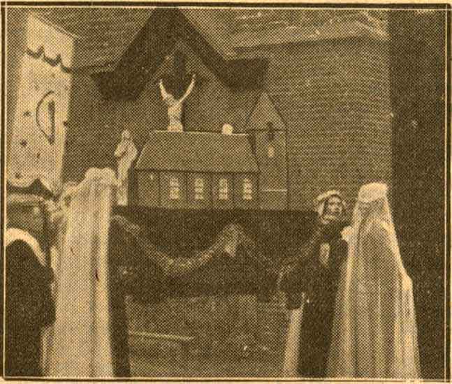 Maquette van de St. Victorkerk in de processie (bron: De Grondwet, 22 okt. 1924)