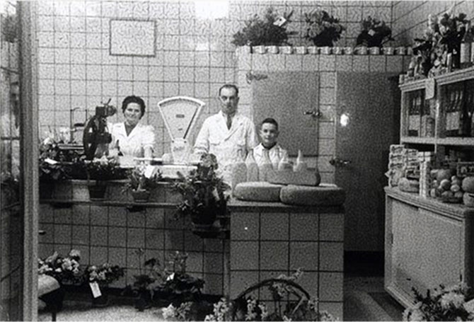 Interieur van de zuivelwinkel met de eigenaren en zoon Jan, 1940 (foto: C.G. Schluter. West-Brabants Archief, fotonr. SANW171)