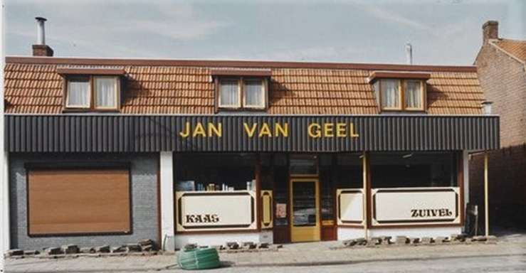 De winkel in 1995. Let op de versobering van de opbouw van de dakkapellen (foto: Guust van Dijck. Bron: West-Brabants Archief, fotonr. SANW080)