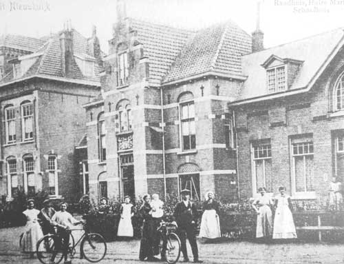 Nieuwkuijk, Gemeentehuis en Schoolhuis te Nieuwkuijk, 1915 (Salha, vlm06073)