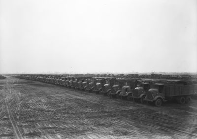 Legertrucks op het voormalige vliegveld, 1946 (Collectie BHIC)