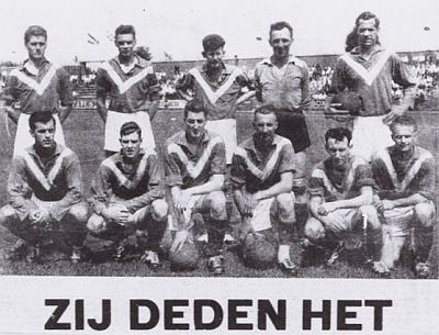 Het elftal dat NOAD terugbracht in de Eredivisie, 1961. De spelers zijn staande v.l.n.r. R. de Chene, Fr. van de Meijs, T. Mooy, K. Huysman, J. Brilleman en zittend v.l.n.r. F. van de Laak, J. Rombout, P. Elling, T. van Os en onbekend. Foto: Regionaal Archief Tilburg, nr. 054197.