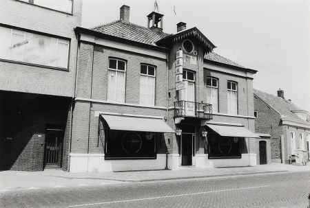 Het raadhuis te Nuenen, gebouwd in 1874 (Collectie Provincie Noord Brabant, 1981)
