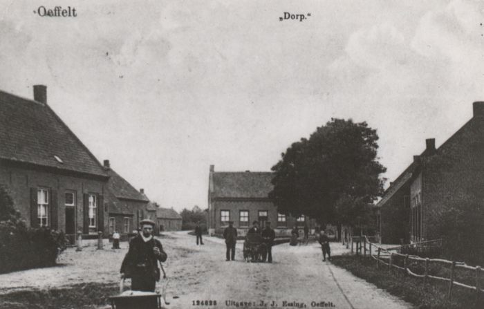 Foto van het dorp, met links de boerderij van Mooren en in het midden de boerderij van Remmen, ca. 1910 (J.J. Ensing)