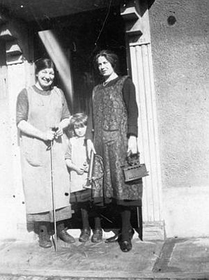 Mijn moeder, de vrouw met de fietspomp en het strijkijzer in de hand, in de voordeuropening van de woning op Kerkstraat 13 (hier nog B62a)
