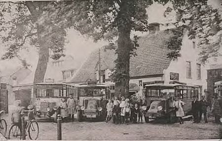 De bussen op 't Vrijthof, ca. 1920 (bron: RHCe)