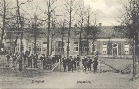 De dorpsschool te Spoordonk (uitgever: Firma H. Kuijpers-van den Heuvel, bron: RHCe)
