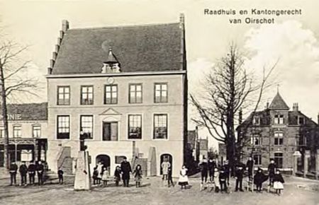 Het raadhuis (links) en het kantongerecht, 1913 (bron: RHCe)