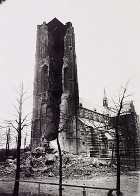 De hoek van de toren stort in in 1904 (foto: Van Basten, bron: RHCe)