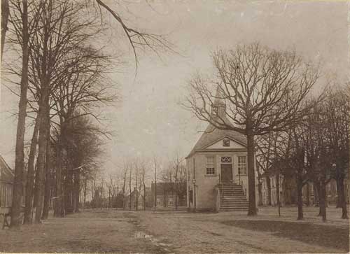 074387 - Het oude raadhuis met de vrijheidsboom op de Lind te Oisterwijk
