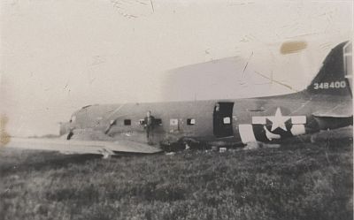 De gecrashdlande C-47B op de Oisterwijkse Kleine Heide, 1944. Foto: RAT 079395