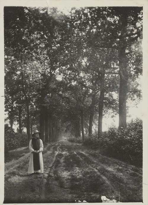 Onsenoort, Kasteel Onsenoort , Klooster van Onze Lieve Vrouw. Een monnik in de laan naar Nieuwkuijk, 1904 (Salha, MAR00384)