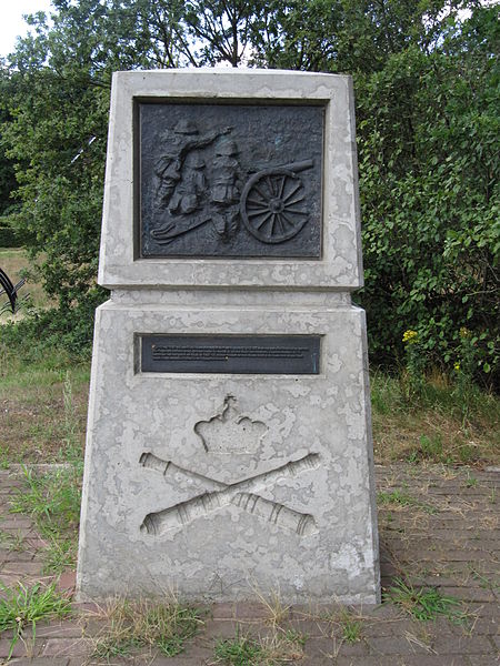 Dit monument staat in de buurt van de boerderij. Het is opgericht naar aanleiding van verdediging van de geallieerden in dit gebied.