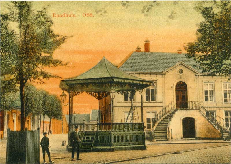 Het oude raadhuis van Oss, met op de voorgrond de kiosk, c. 1915 (coll. BHIC)