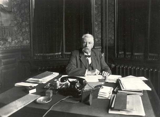 burgemeester H.F. van den Elzen achter zijn bureau, 1929 (foto: Fotopersbureau Het Zuiden. Bron: BHIC)