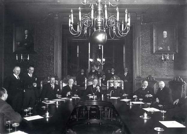 Vergadering in de raadzaal, 1935 (bron: BHIC)