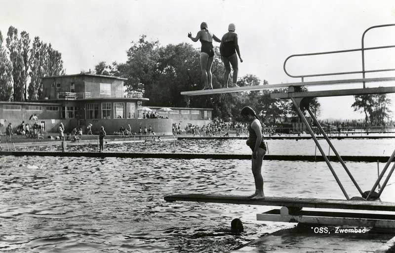 In het Zwembad 'De Meer' aan de Macharenseweg, 1959 (uitg. Keysers Warenhuis, Oss. Bron: Stadsarchief Oss)