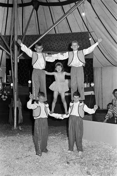 Acrobaten van jeugdcircus Vabebo in 1964, met (onder) Antoon Ariëns (links) en Tony Hartjes. Het meisje is Marion Vos. De jongens boven zijn Mari Perquin (links) en Kees van Lieshout (foto: Daan Scholte. Bron: Stadsarchief Oss)