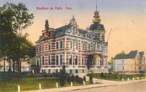 Ingekleurde ansichtkaart van het gemeentehuis aan de Molenstraat, 1922 (Uitgave: R.H. v.d. Bergh-v. Thiel, Collectie Stadsarchief Oss)