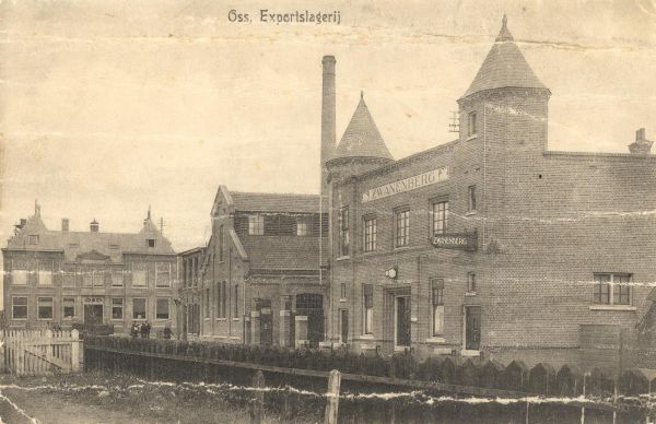 Kantoorgebouwen van de exportslagerijen Zwanenberg (rechts) en Hartog (links) aan de Gasstraat, 1920 (Uitgave: P.H. v.d. Bergh-v. Thiel. Nr. 18213, Collectie Stadsarchief Oss)