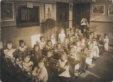 Oud en Nieuw Gastel, Een klas van de St. Bernardusbewaarschool met zuster Casimira, 1910 (WBA, RAW014021090)