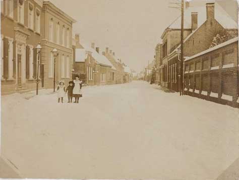 Oud en Nieuw Gastel, Een sneeuwtafereel in de Dorpstraat, 1910 (WBA, RAW014021477)