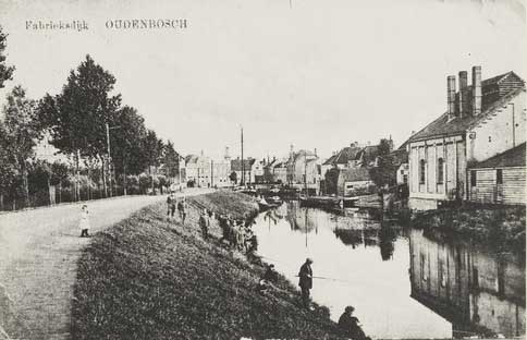 Oudenbosch, De Fabrieksdijk met de haven en rechts de gasfabriek, 1916 (WBa, RAW014011664)