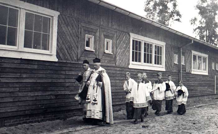 Pastoor Van Aert assisteert bij de opening en inzegening van een school