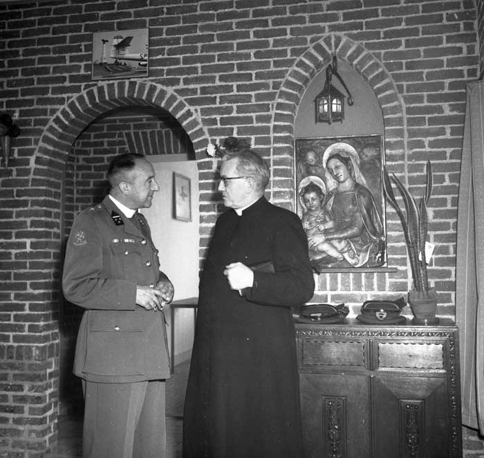 Pastoor De Bree tijdens de officiële opening en inzegening katholiek militair centrum "de Wing", vliegbasis, door hoofdaalmoezenier mgr. H. van Straelen. Datum: 26 augustus 1953. (BHIC, 1672-003922, Fotopersbureau Het Zuiden)