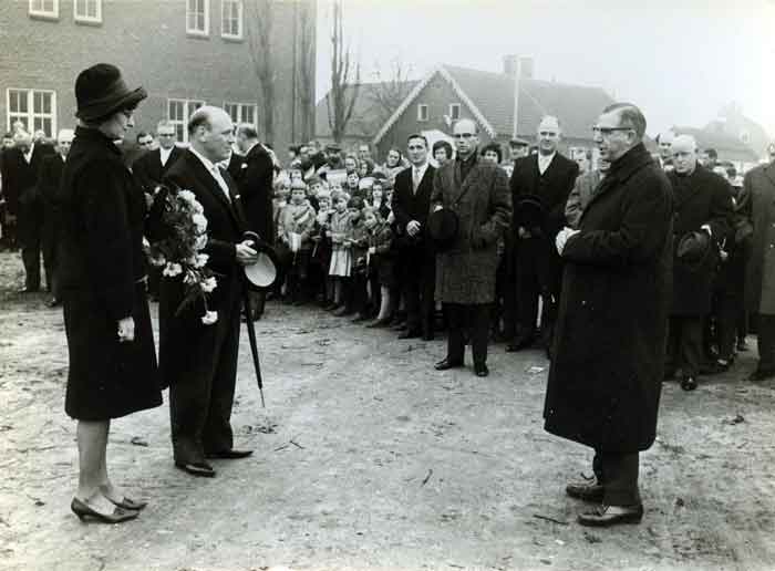 De bevolking van Volkel begroet G.J.A. Schampers als burgemeester van Uden, 21 november 1964. Pastoor Damen houdt een toespraak. V.l.n.r. mevrouw Schampers, de heer Schampers, H. van de Rijt, J. Dekkers, H. Theunisse, A. Damen, A. de Groot. (BHIC, 1608-001352, foto: © Frans Kuit | Brabant-Collectie, Tilburg University)