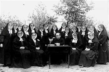 Pastoor Van Eekelen op bezoek bij de zusters. Om welke zusters zou het gaan? (Katholiek Documentatie Centrum, AFBK-2a16782)