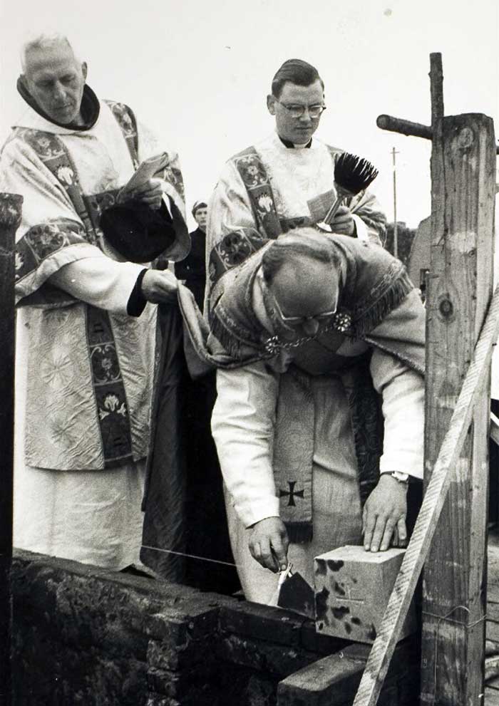 Eerste steenlegging O.L. Vrouwekerk door pastoor Meyers, 21 oktober 1956 (foto: collectie Regionaal Historisch Centrum Eindhoven 119951)